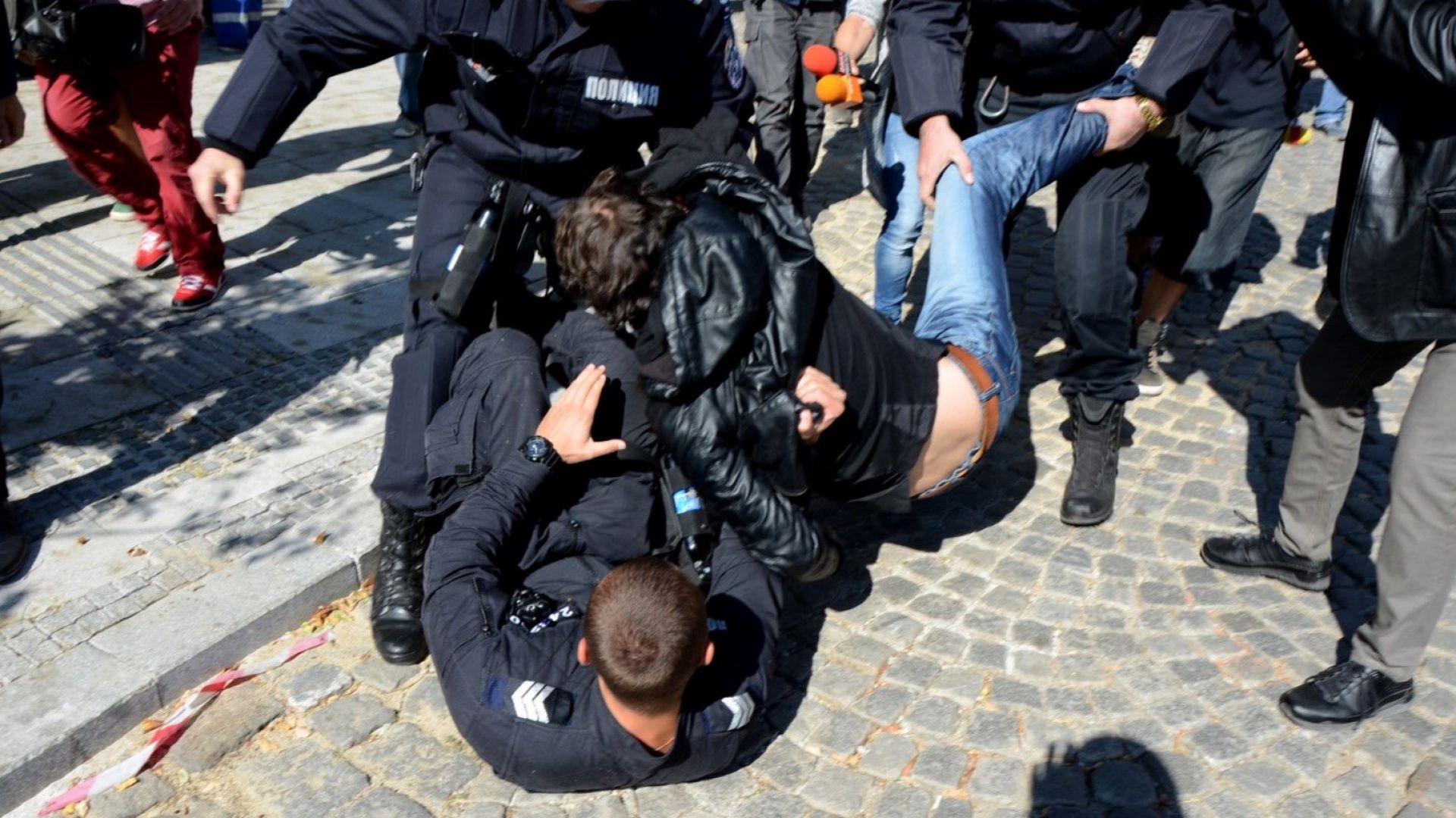 Протести и арест съпроводиха недоволството на хората събрали се пред