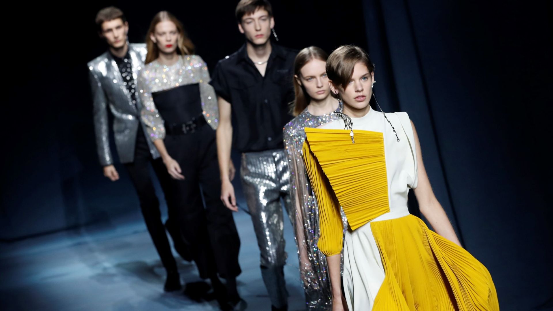 Givenchy посвети колекция на изтънчената женственост в Париж