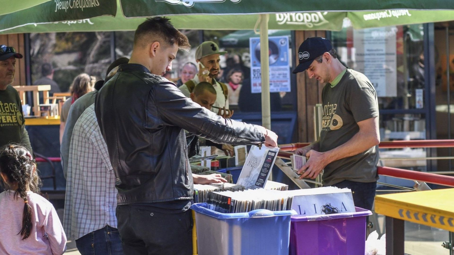 Повече от 15 търговци от цялата страна изложиха своите стари