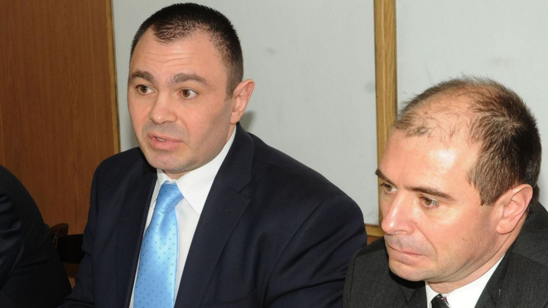 Националният координатор на партия Атака Светлозар Лазаров вляво е подал
