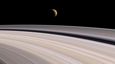 Сатурн може да крие останки от тайнствена масивна луна