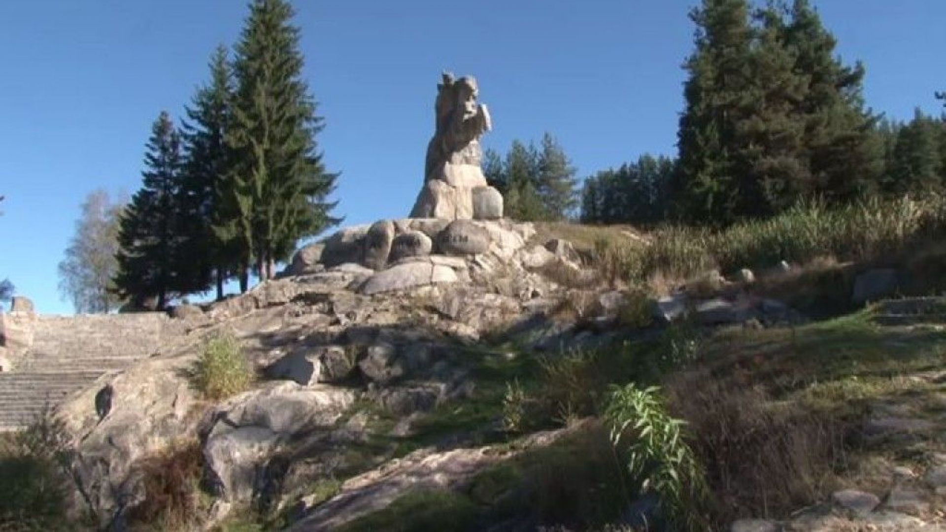 Руши се паметникът на Бенковски в Копривщица 