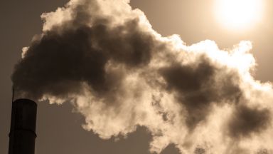 Човечеството отделя сто пъти повече въглеродни емисии от вулканите