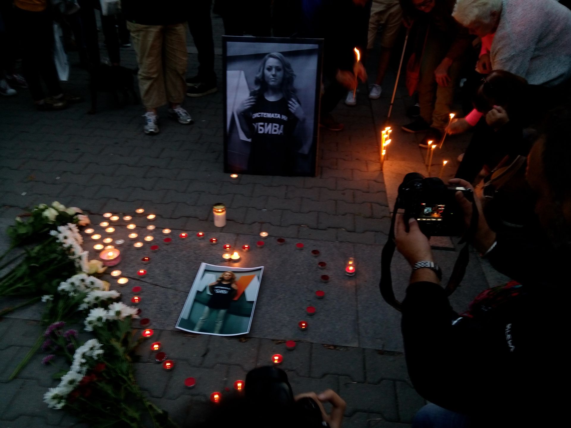 В 18.30 ч. започна бдението в София в памет на Виктория Маринова