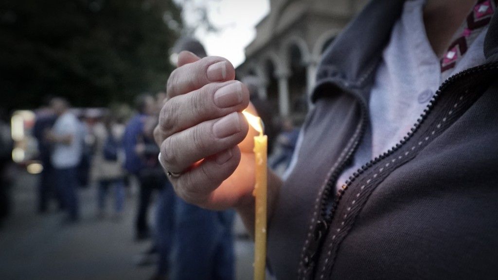 Хиляди запалиха свещичка в памет на Виктория