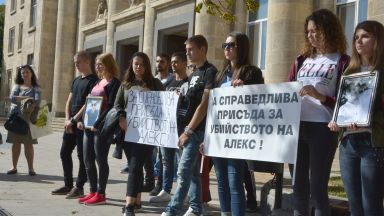 Близки на пребития до смърт Алекс поведоха протест в Бяла 