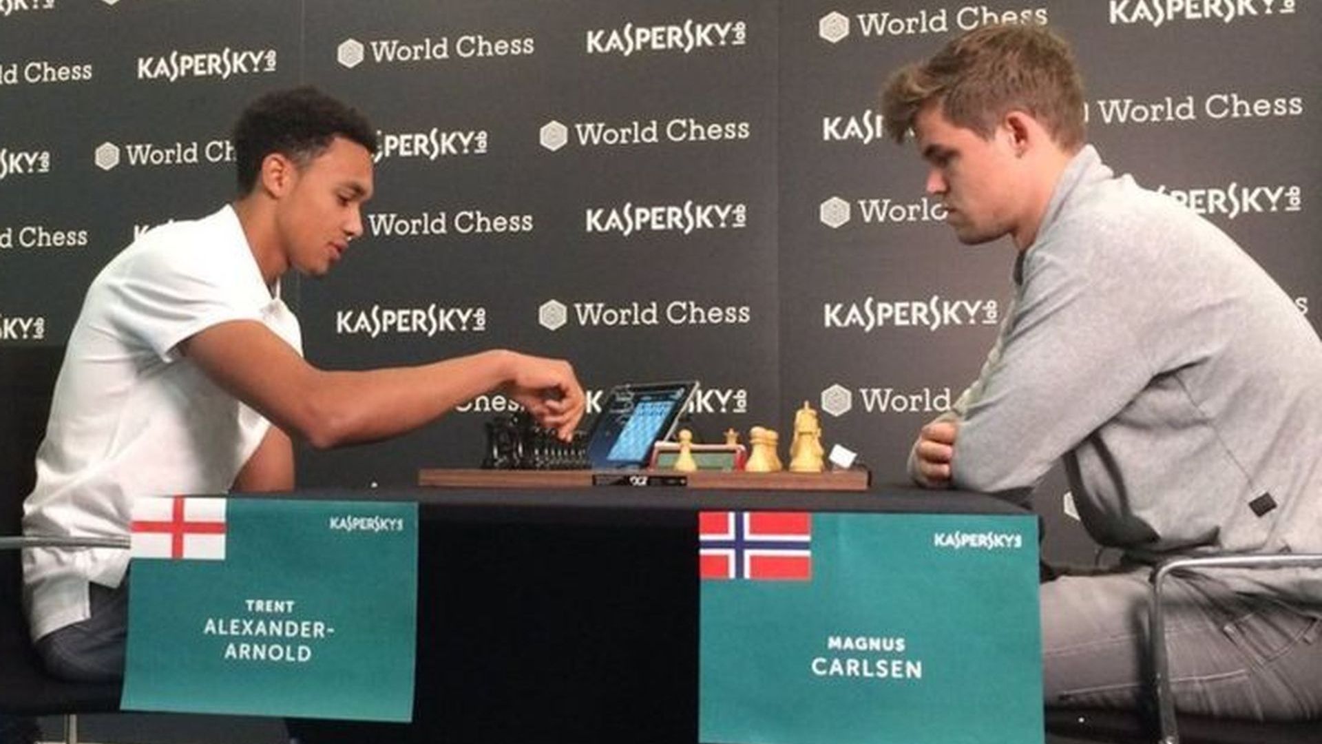 Английски национал издържа 17 хода срещу Световния шампион по шах