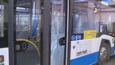 Вандали атакуваха с камъни автобуси в столичния квартал Христо Ботев