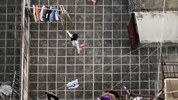 Французин "шпионира" жителите на Хонг Конг по покривите на високите стари сгради