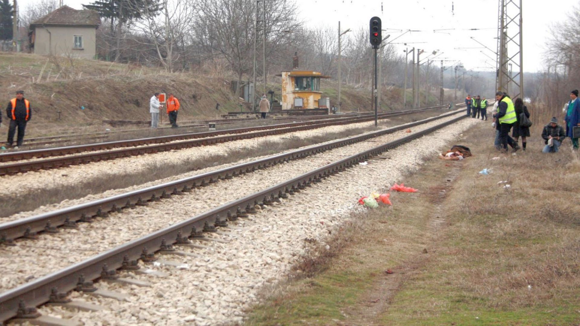 Спряха движението по линията София-Бургас заради дерайлирал товарен влак