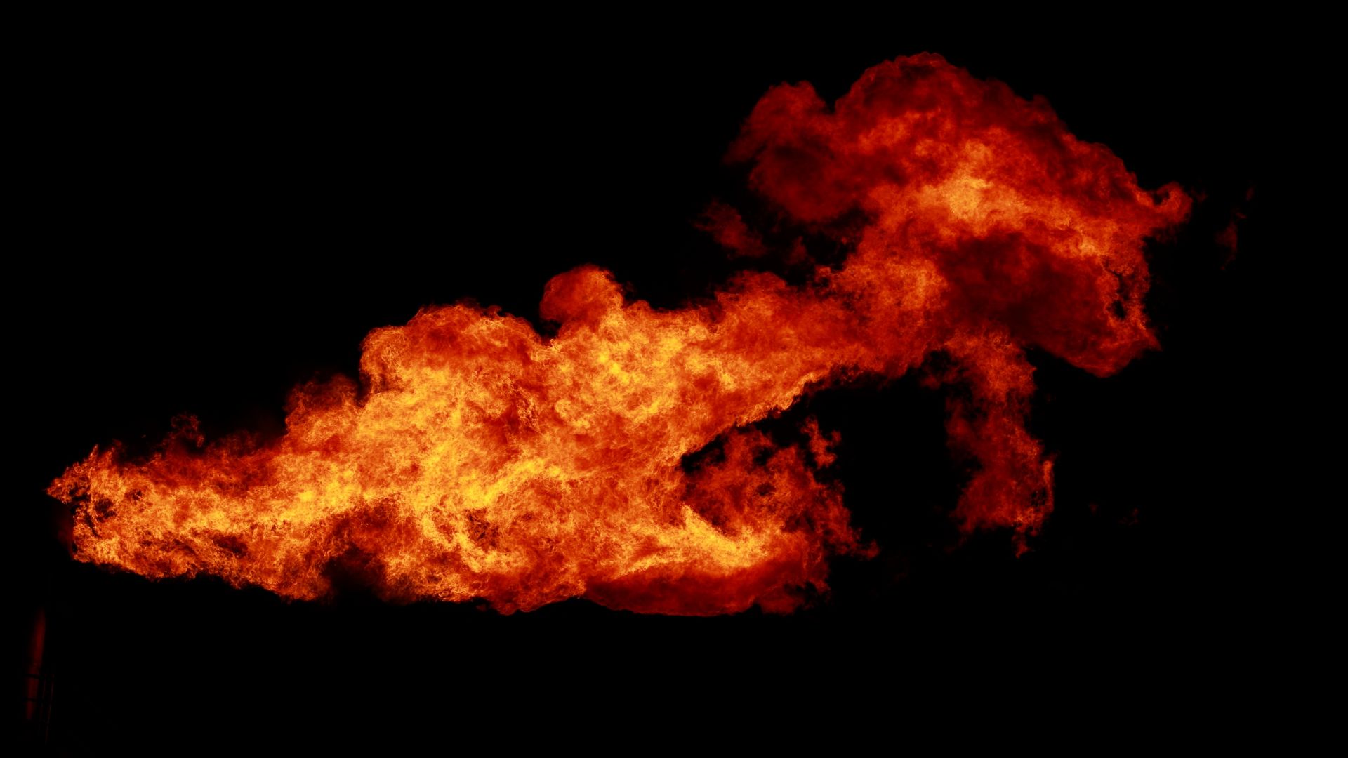 Осем души са приети в болница след експлозия и пожар