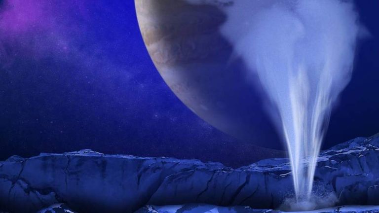 Луна на Юпитер се оказа "обвита" с водни пари