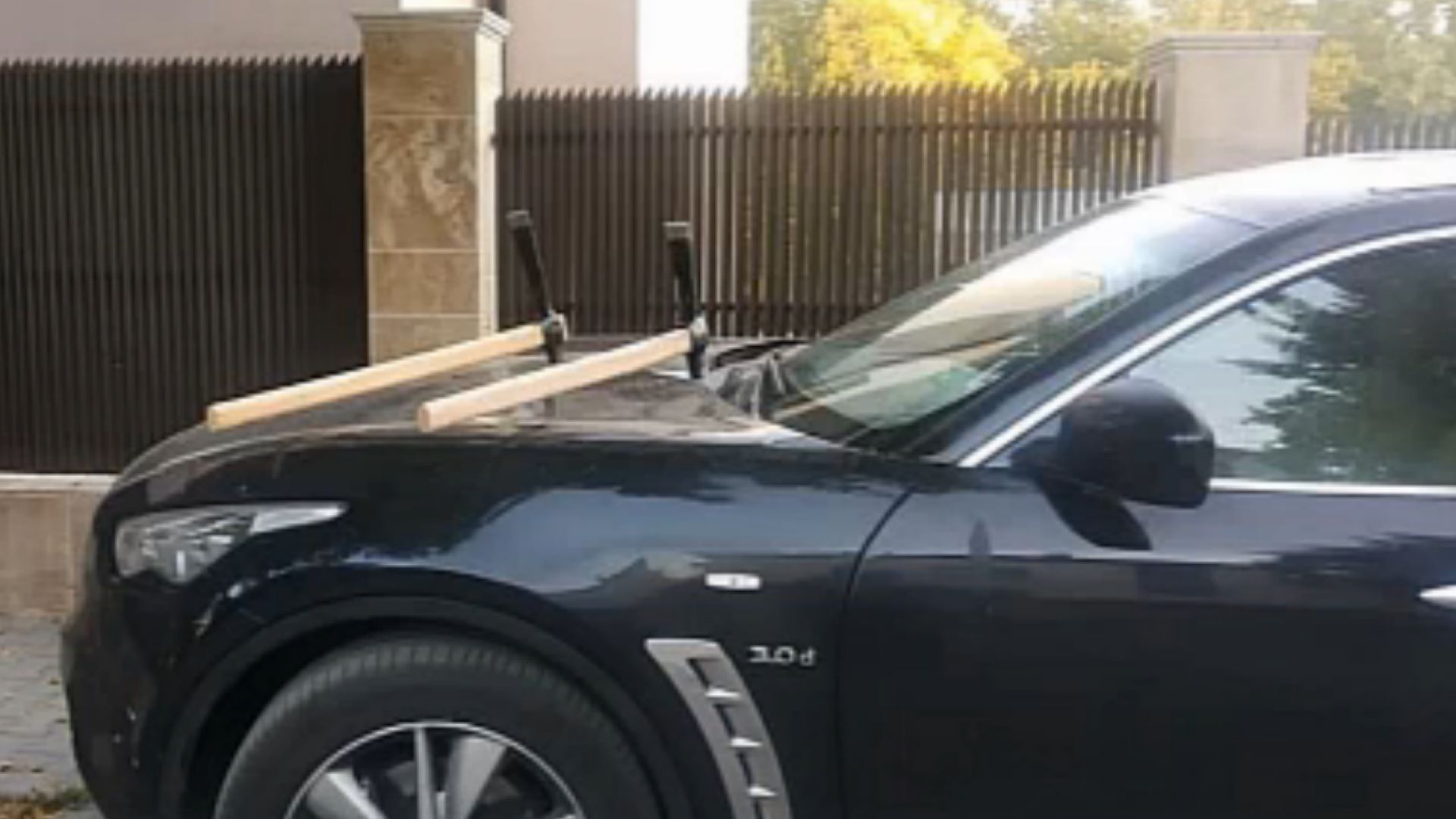 С три кирки на предния капак и на тавана осъмна