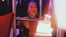 Бела Хадид с четириетажна торта за 22-рия си рожден ден