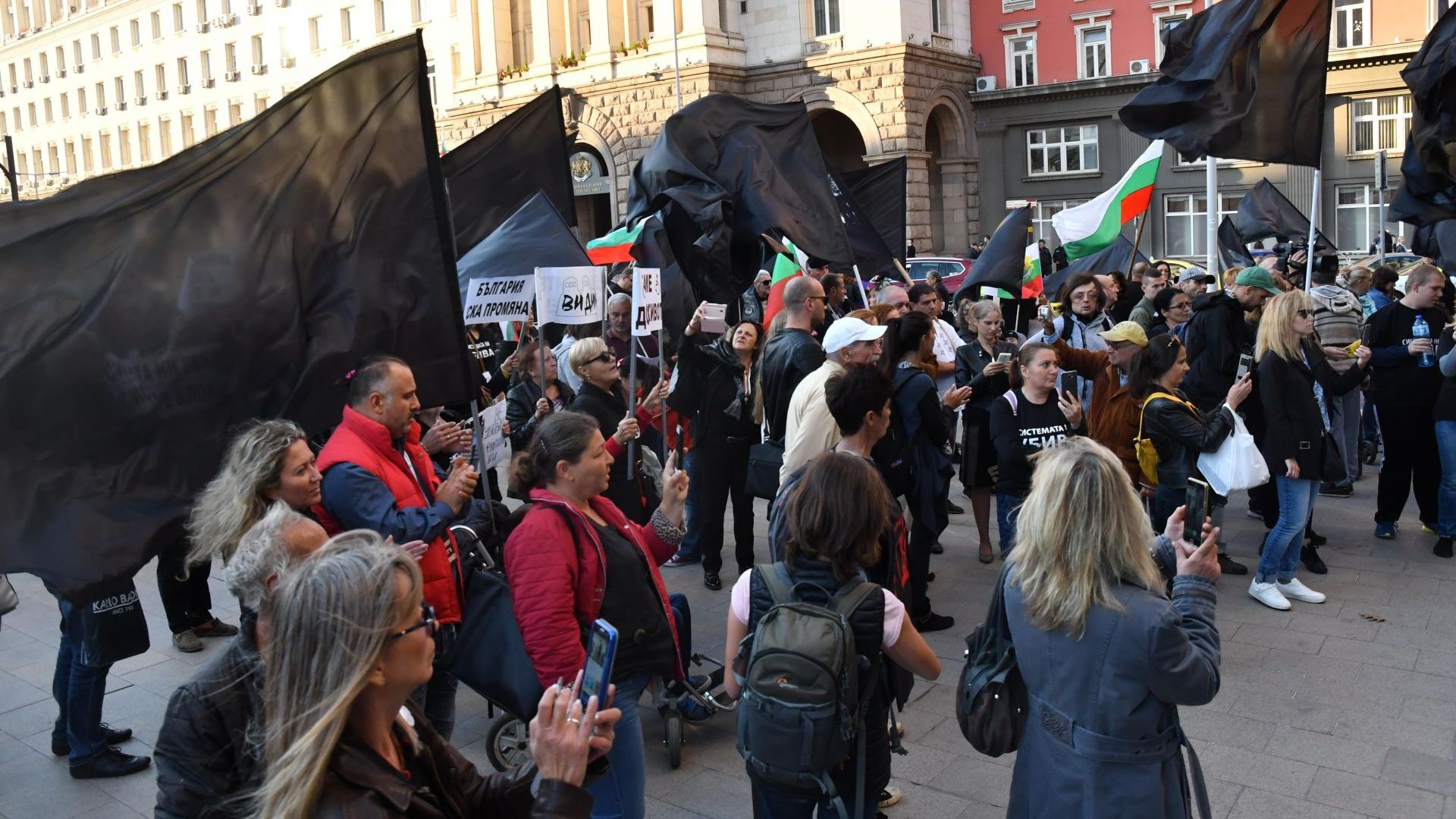 Протестиращите майки на деца с увреждания блокираха бул Дондуков пред
