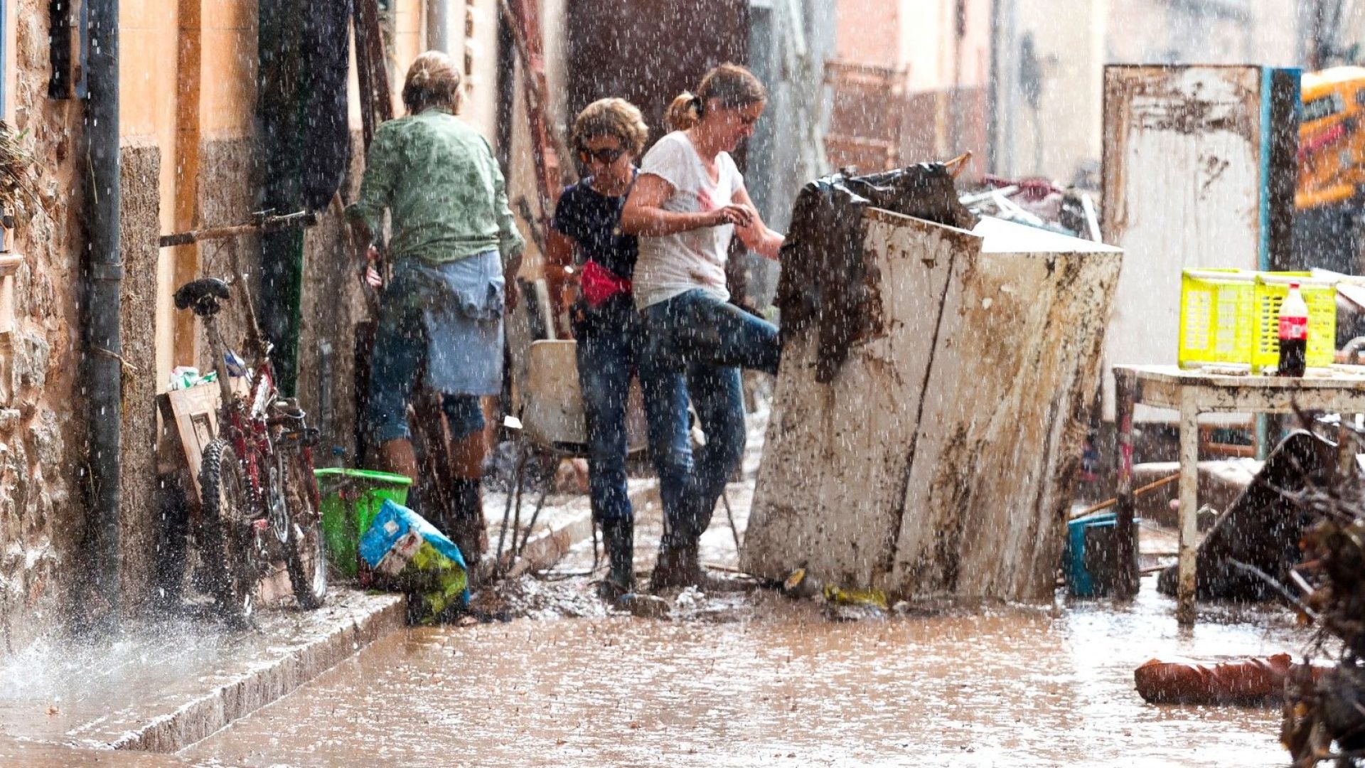 Най малко 10 души загинаха при наводнения на испанския остров Майорка