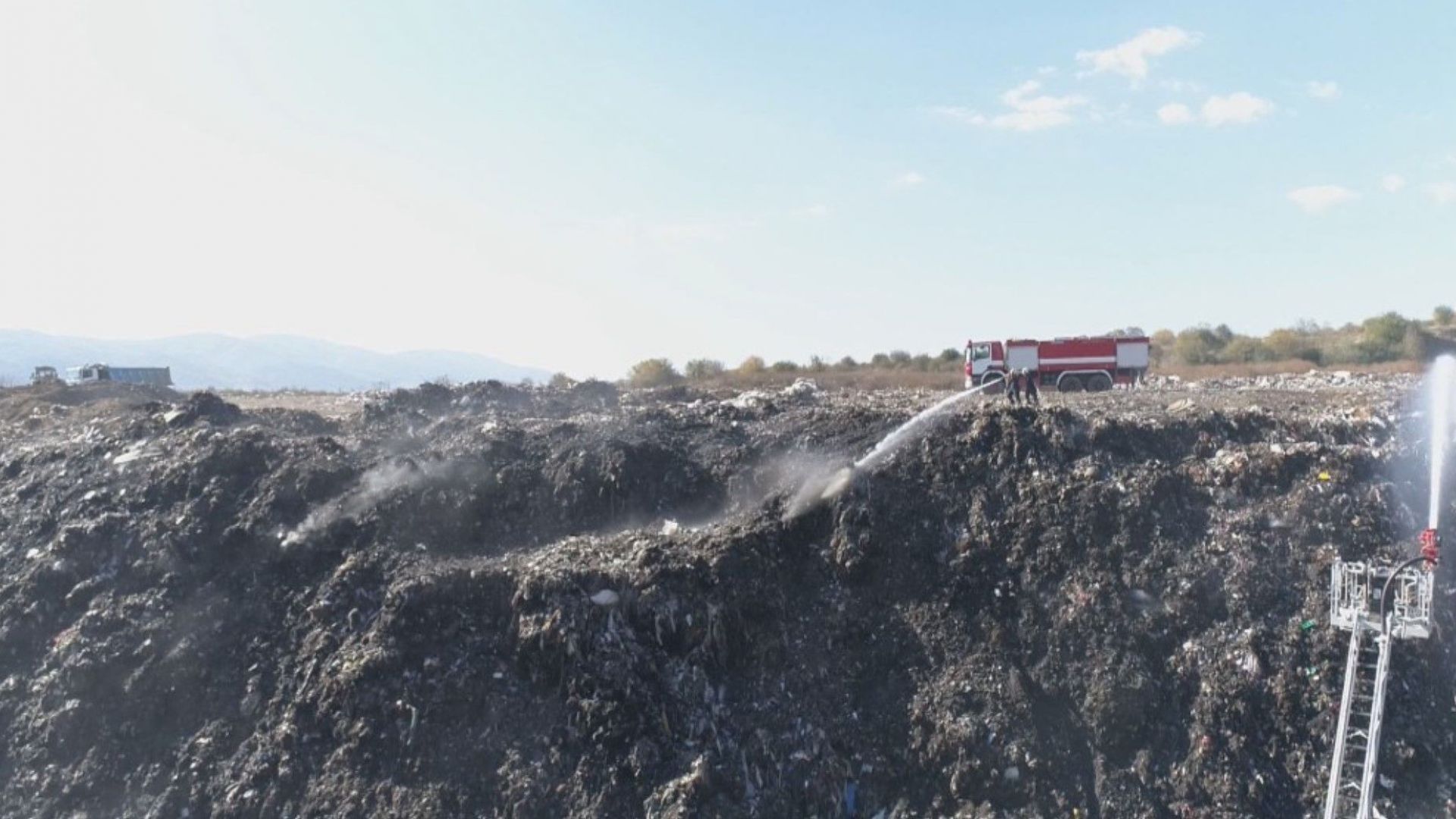 Доброволци почистиха незаконно сметище за гуми в подножието на река