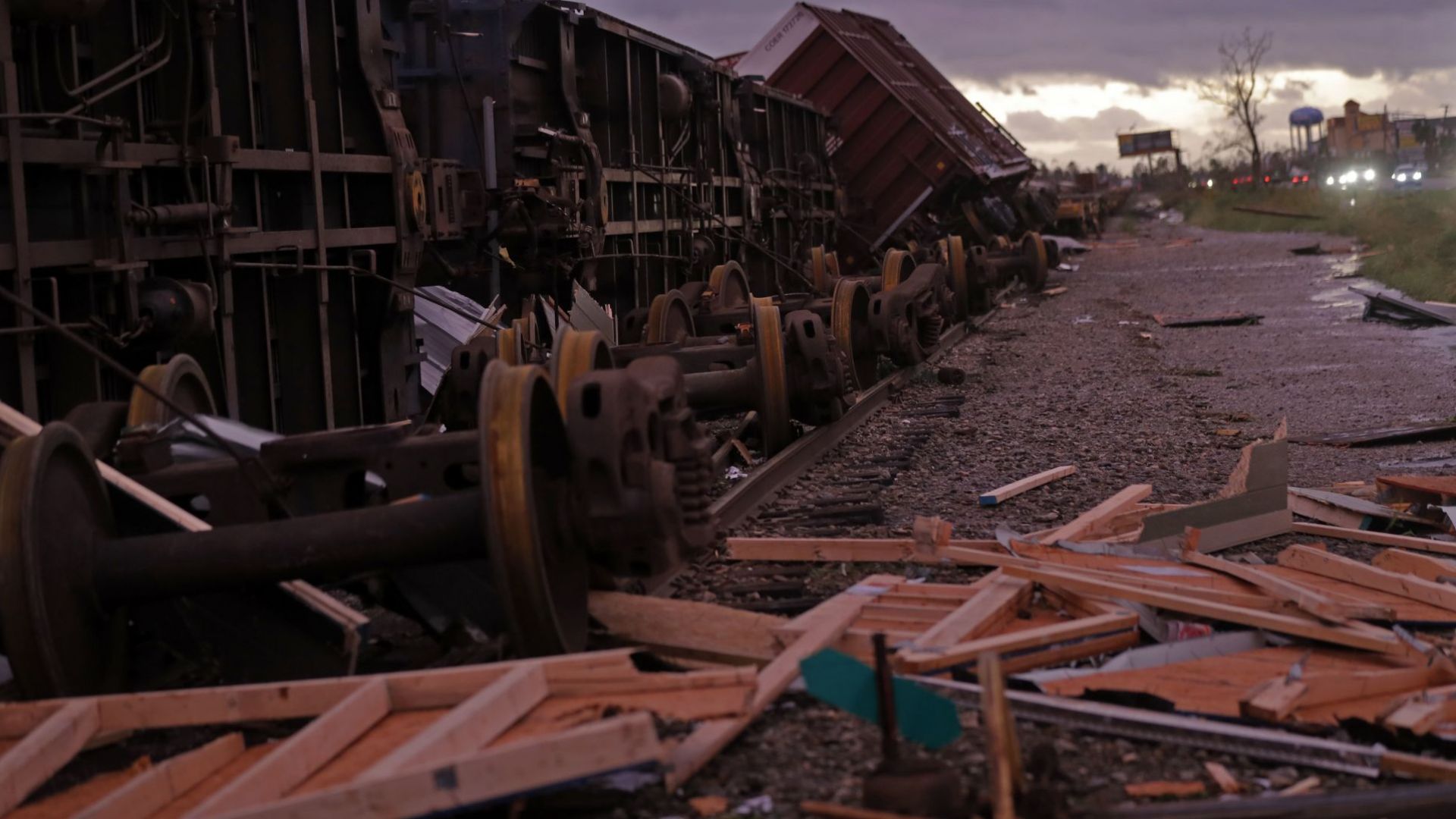 Ураганът Майкъл взе първата си жертва и остави стотици хиляди без ток (видео)