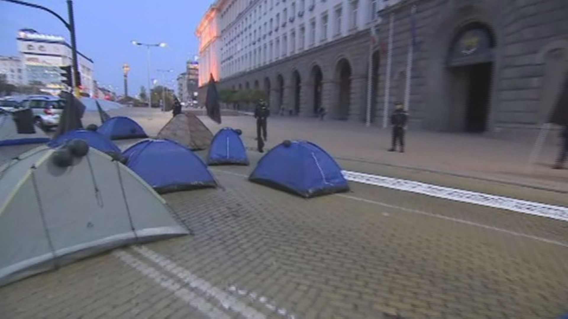 Протестиращите майки на деца с увреждания спаха цяла нощ при