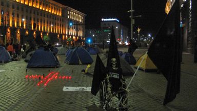 Майки на болни деца спаха в 28 палатки под прозорците на властта (снимки)