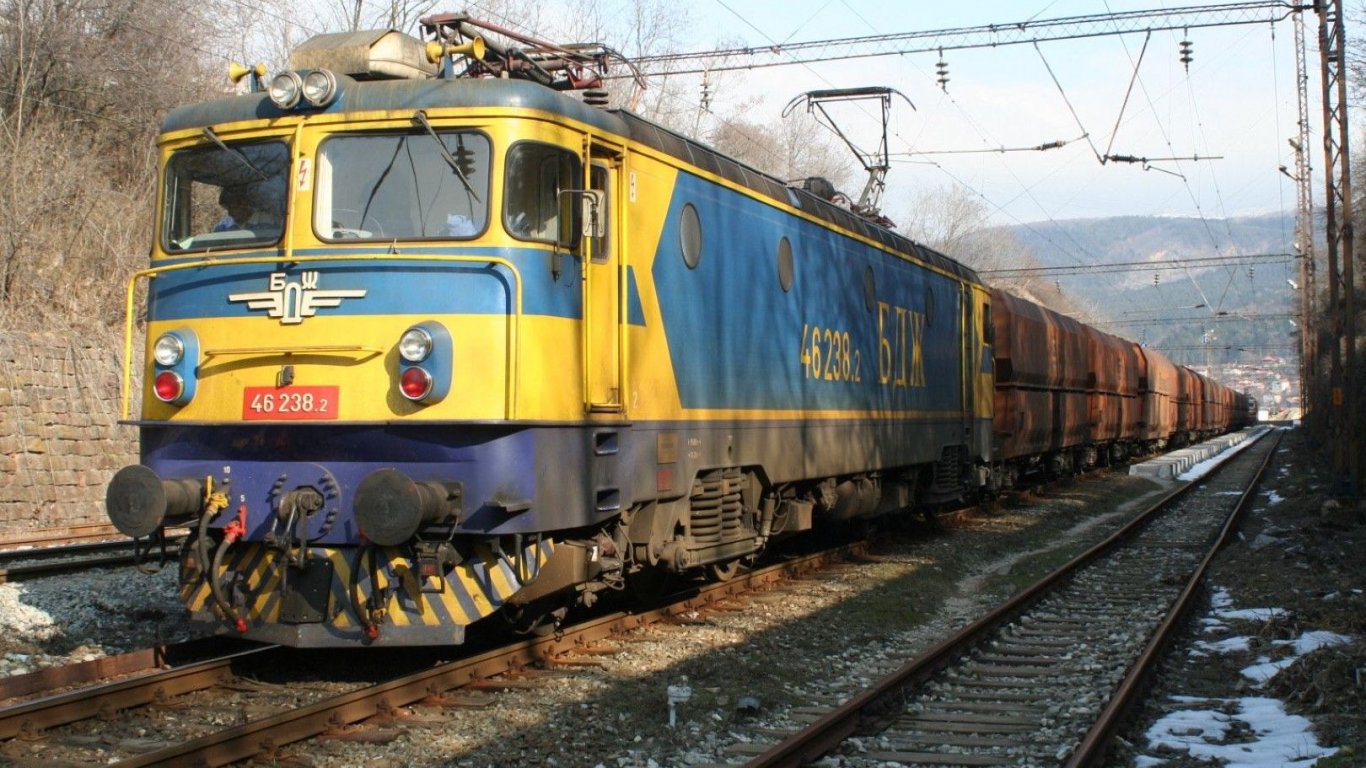 Пламна локомотив на товарен влак край Костенец
