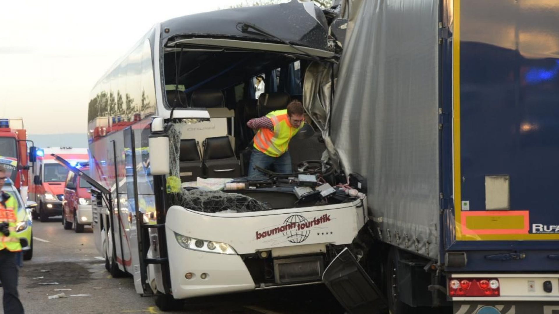 30 души са били ранени при жестока катастрофа между автобус