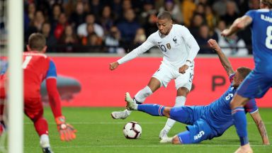 Дузпа и играч на Левски спасиха световния шампион