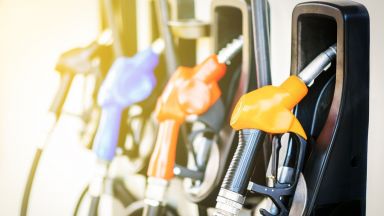 Идва ли по-евтин бензин - НС одобри изграждането на държавни бензиностанции