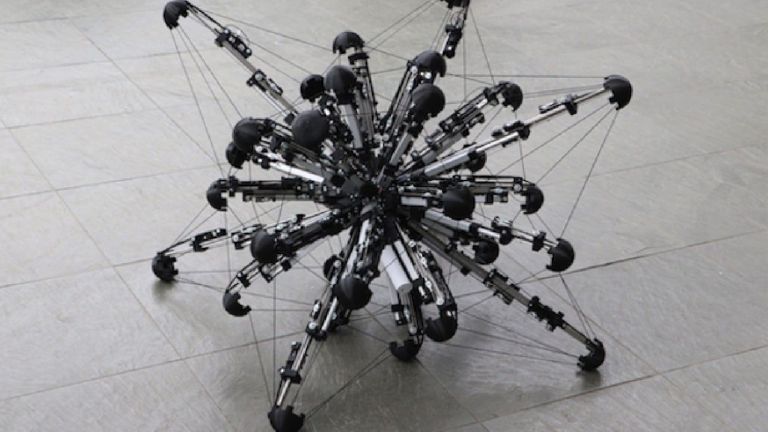 Японски учени създадоха робот с 32 крака (видео)