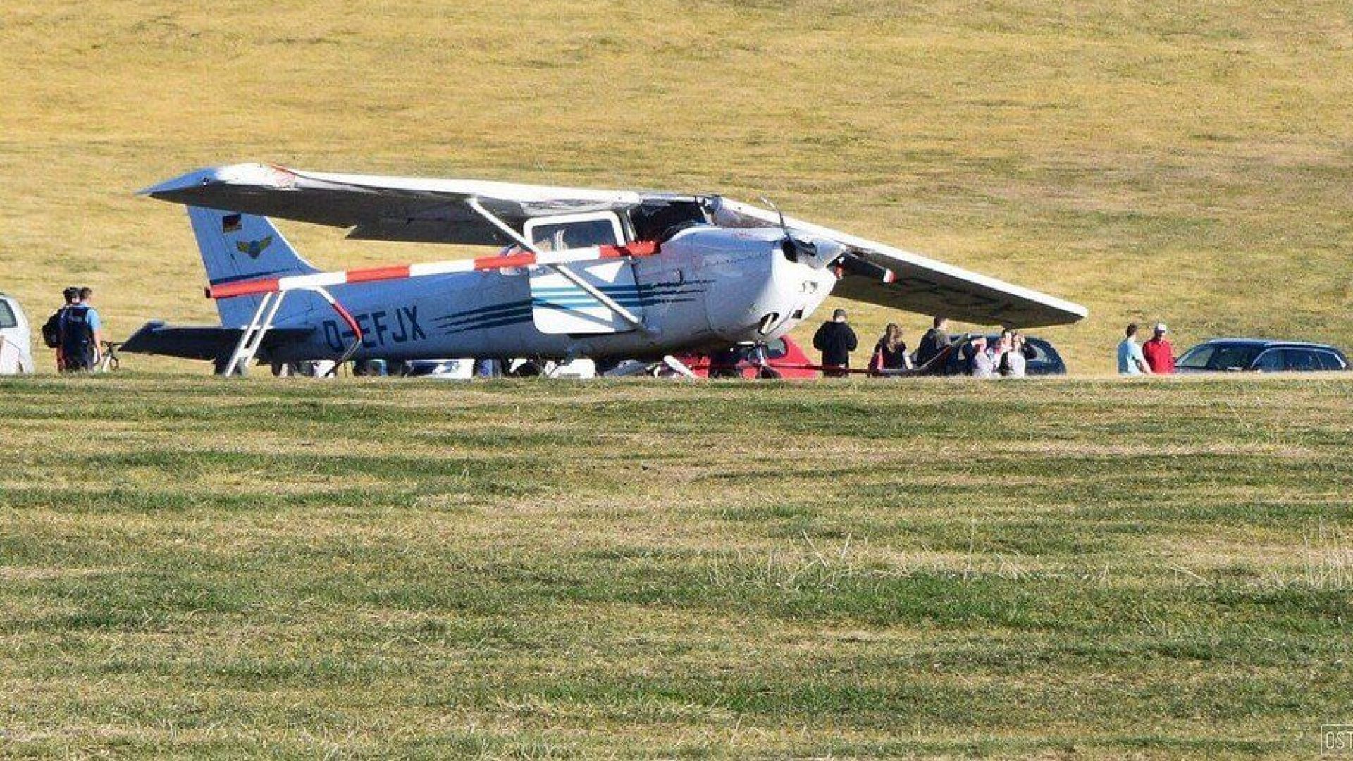 Самолет Чесна падна върху група хора на летище край град