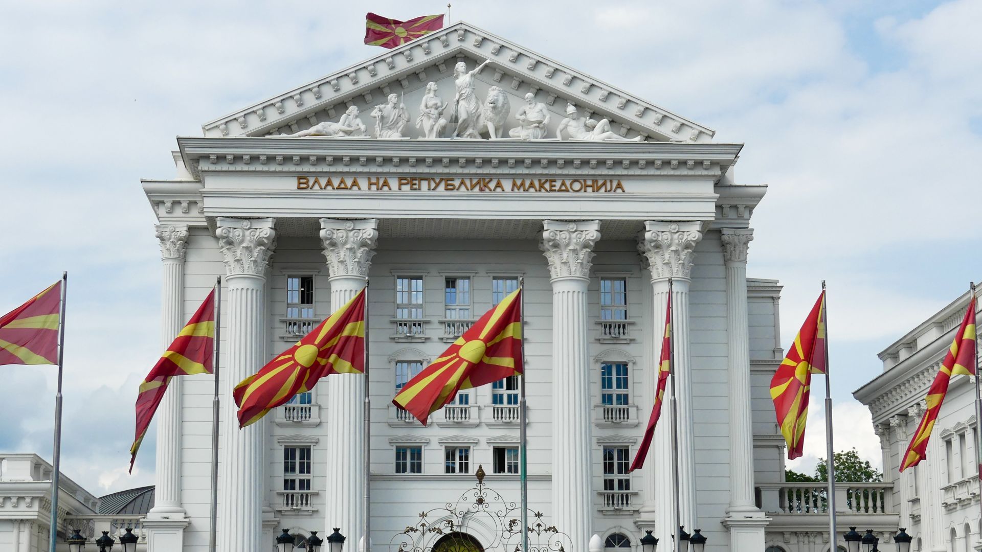 Македонският парламент решава за конституционните промени за новото име