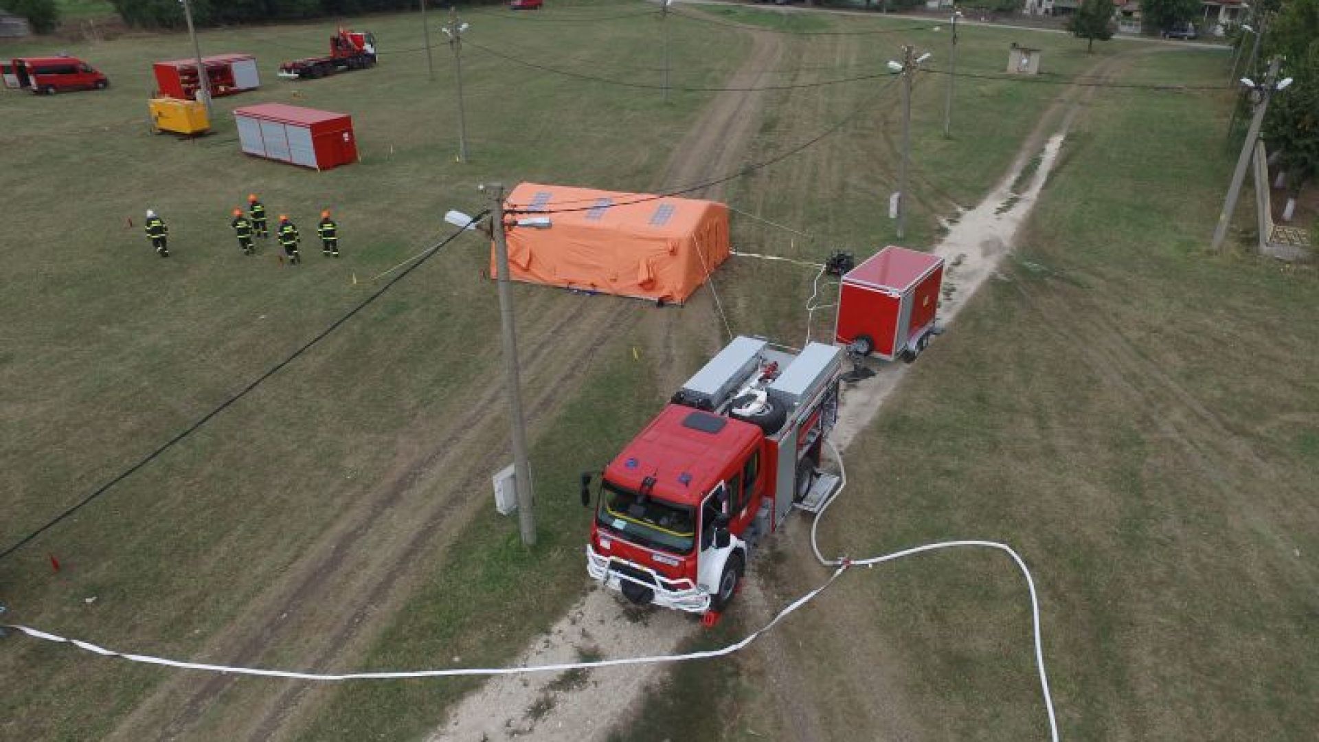 Четирийсет български пожарникари с осем специализирани автомобила и техника участват