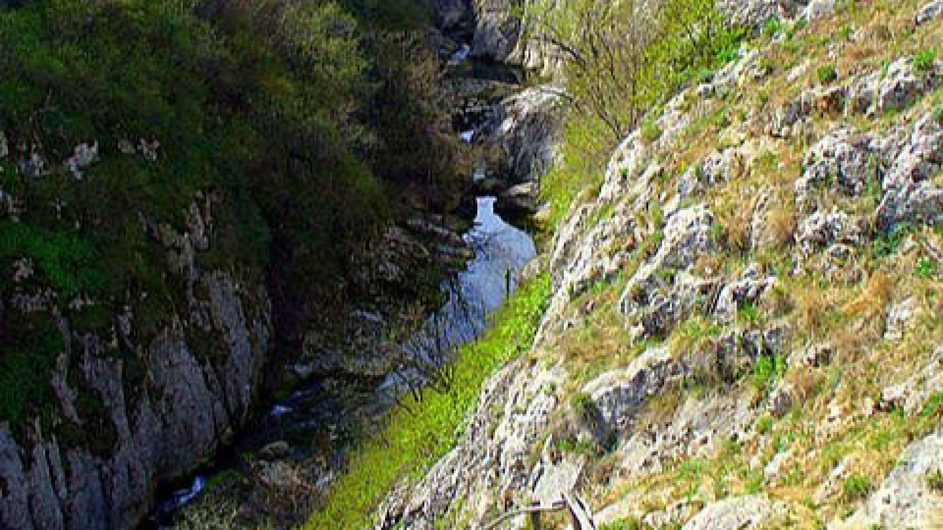 Млад мъж от Бургас е загинал след падане от над