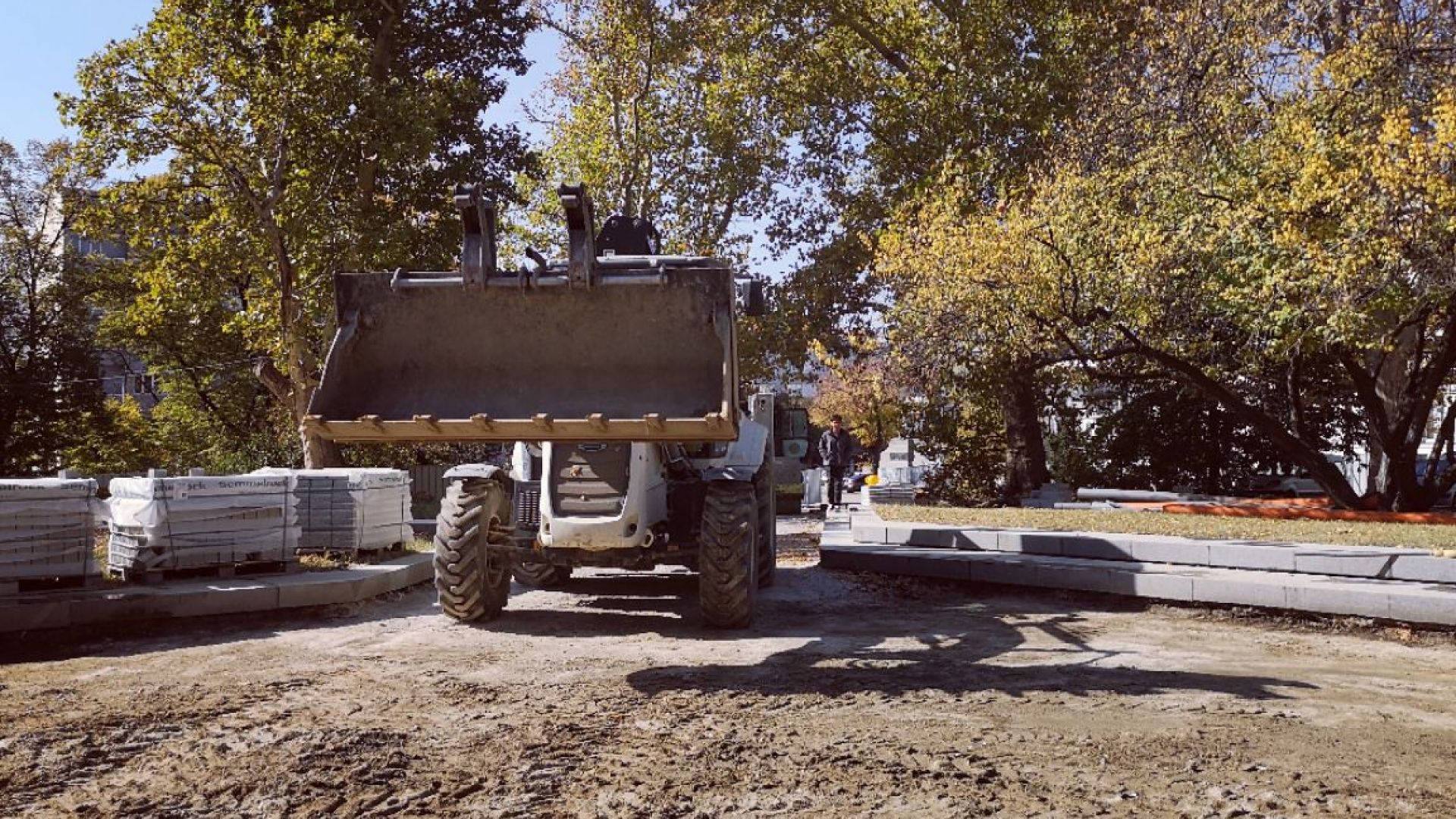 Емблематичните за столицата жълти павета изчезват в част от центъра