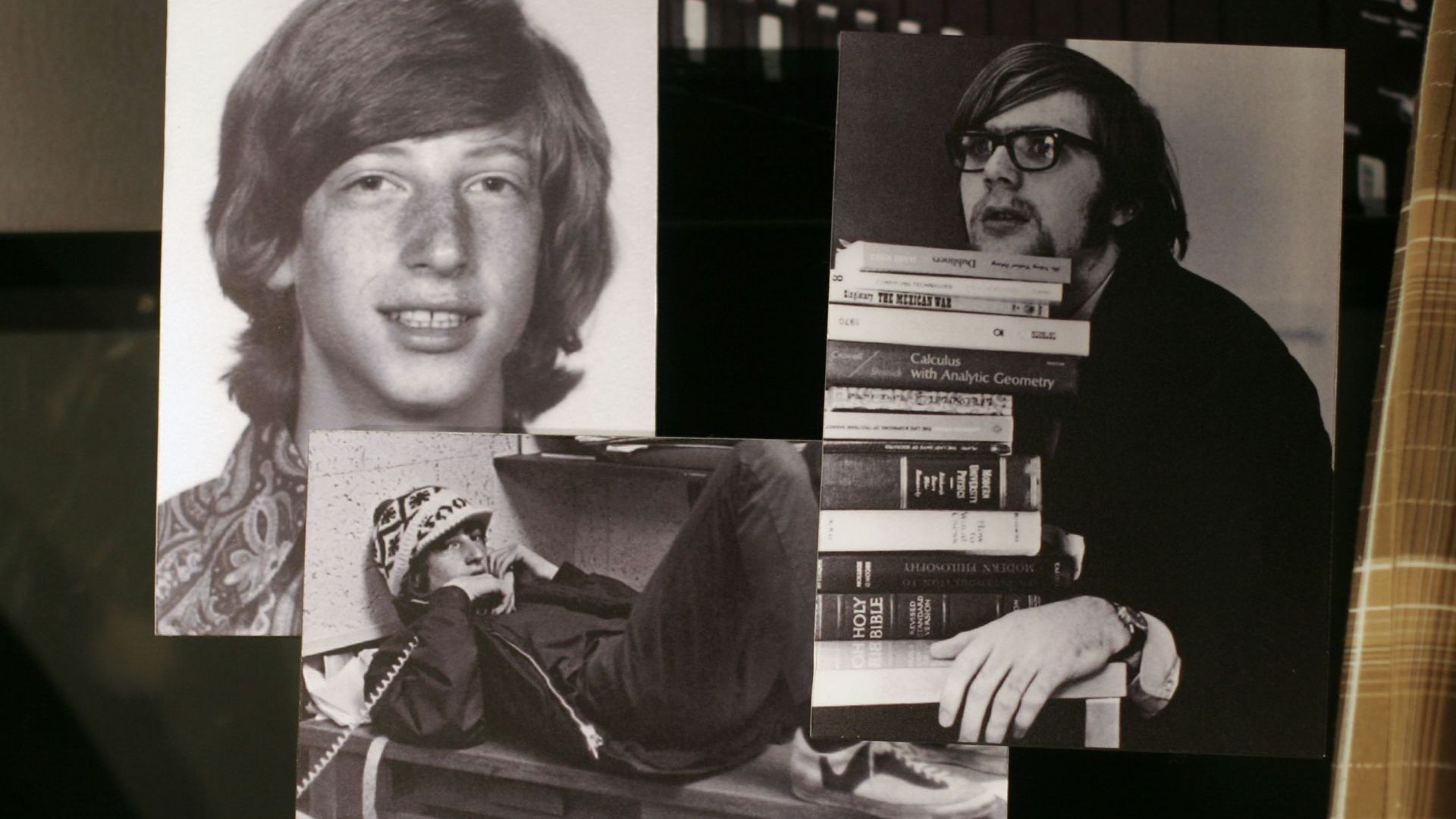 Снимки на Бил Гейтс (вляво) и Пол Алън от 70-те години са изложени в посетителския център на "Майкрософт" в Редмънд, Вашингтон