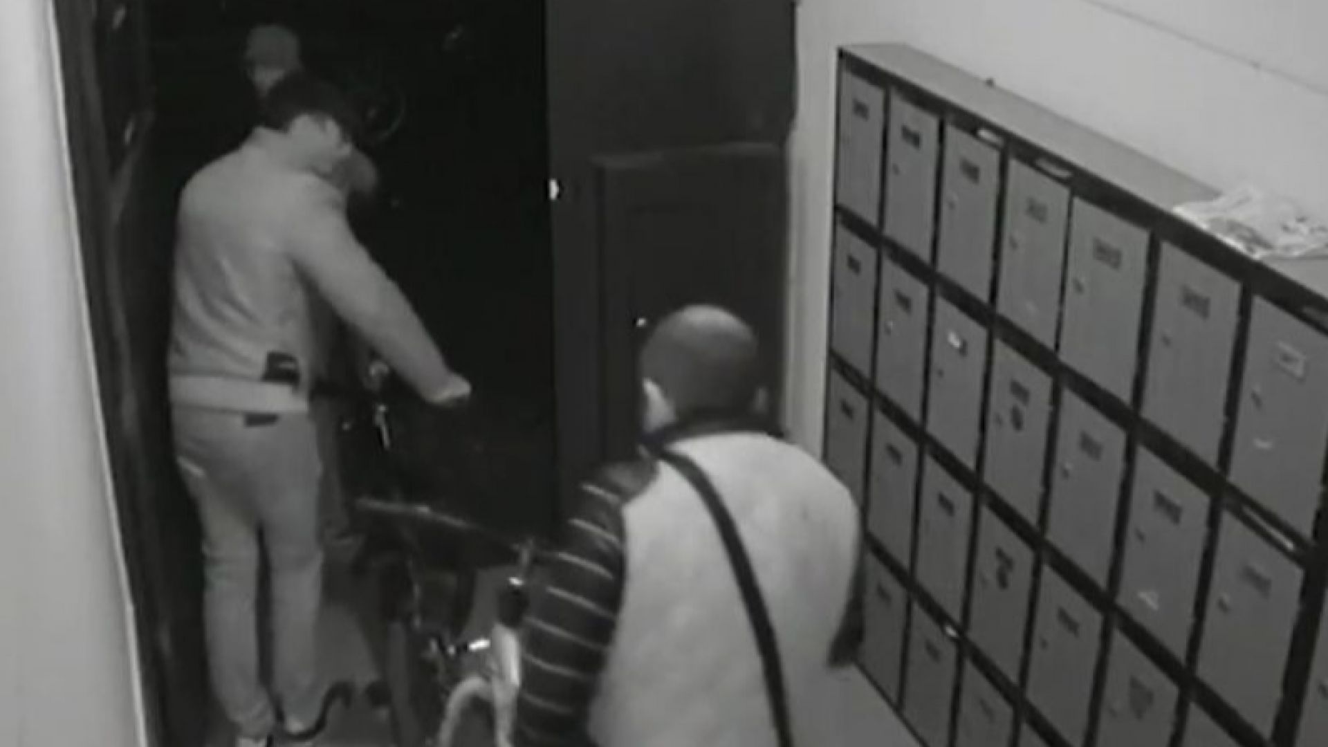 Трима крадци влязоха в блок 389 в столичния квартал Люлин