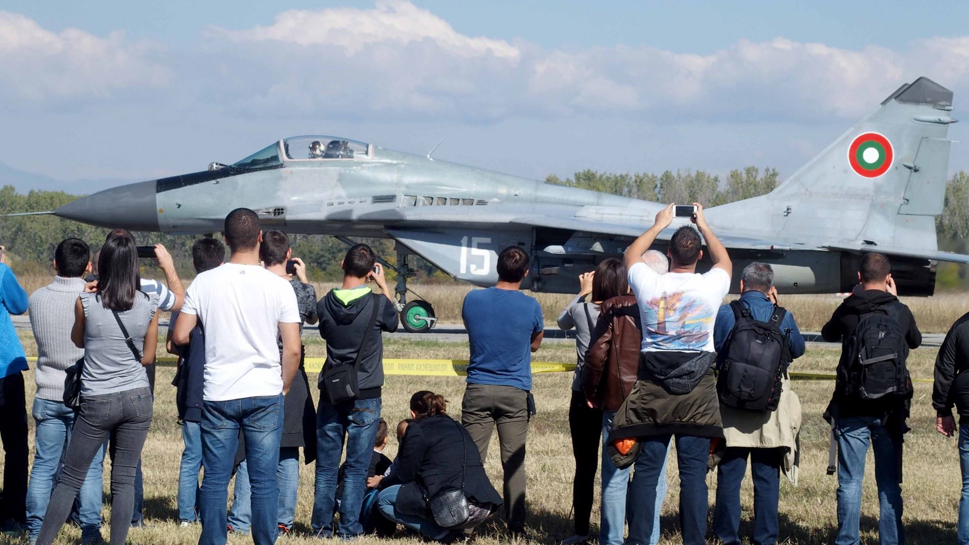 МиГ-29 чакат папата в "Граф Игнатиево", за да летят за парада* в София
