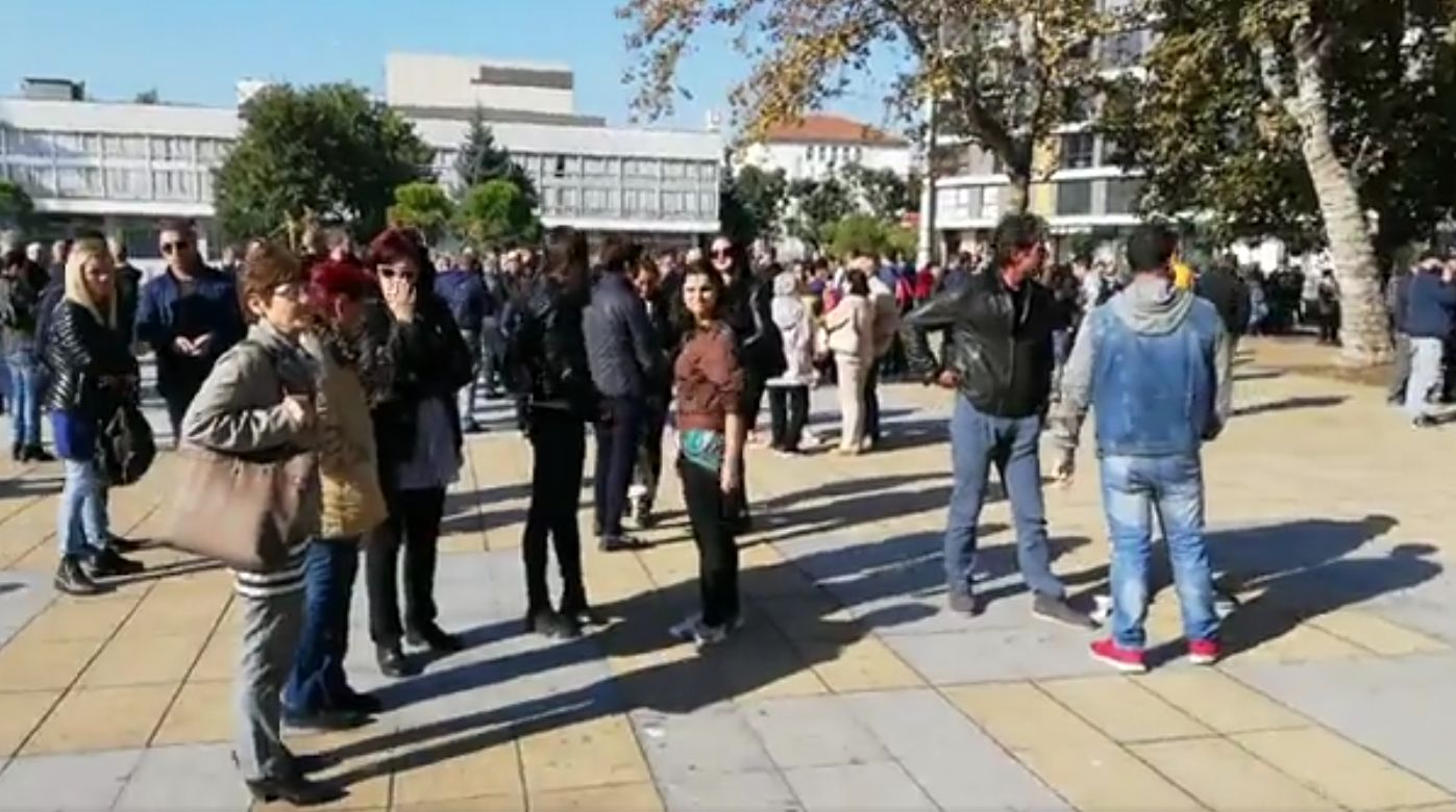 Стотици се събраха пред съда в Бургас в защита на четиримата граничари
