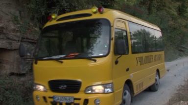 Пиян шофьор на училищен автобус катастрофира в Брезник, пострадало е дете