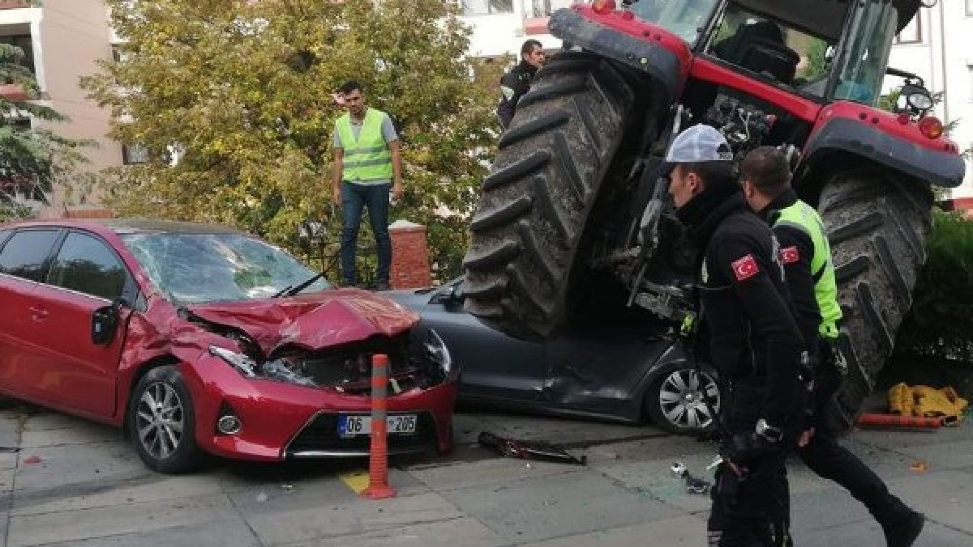 Мъж с трактор опита да нахлуе през централния вход на