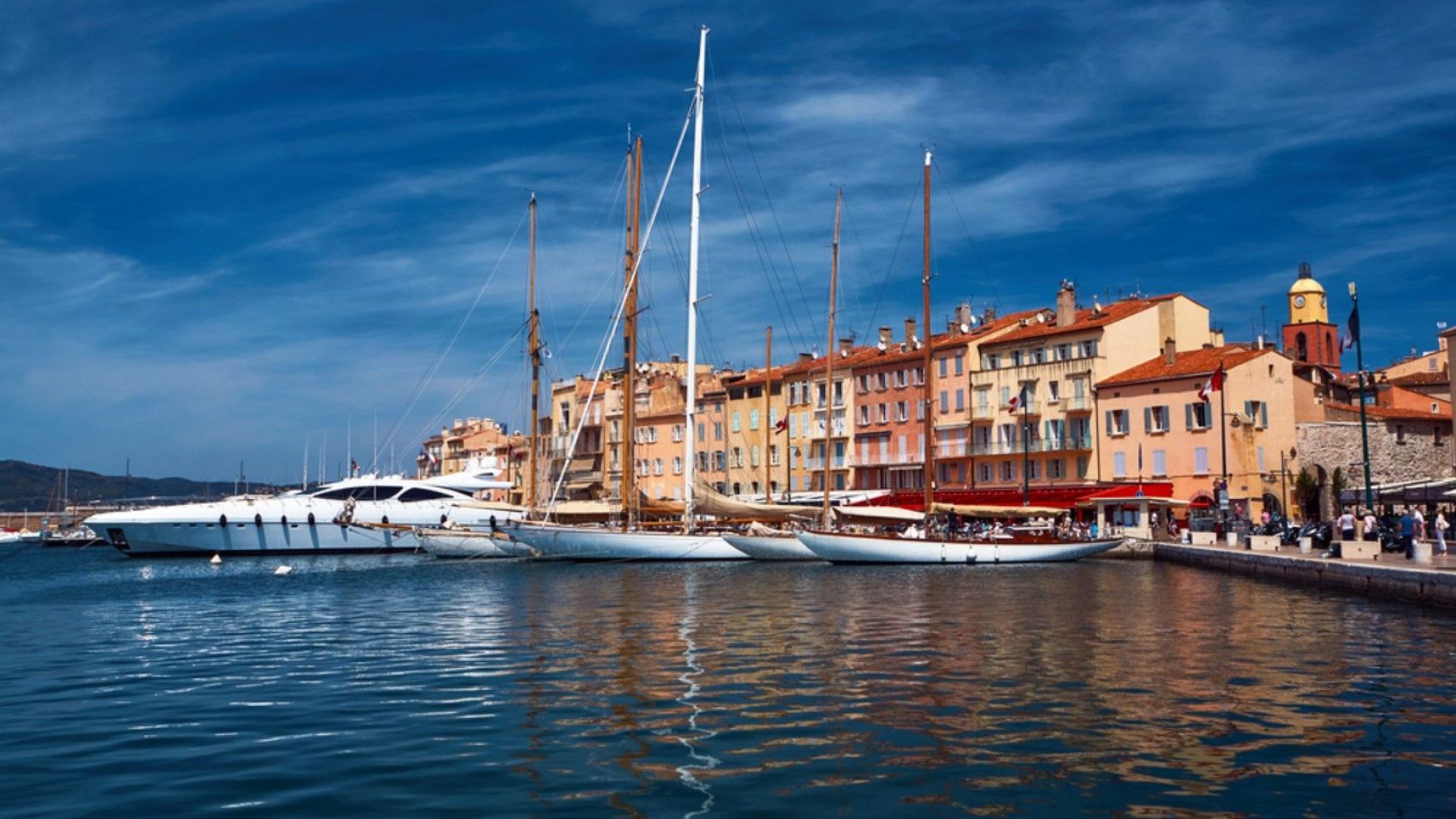 Петролни петна замърсиха плажовете на Южна Франция след сблъсък между