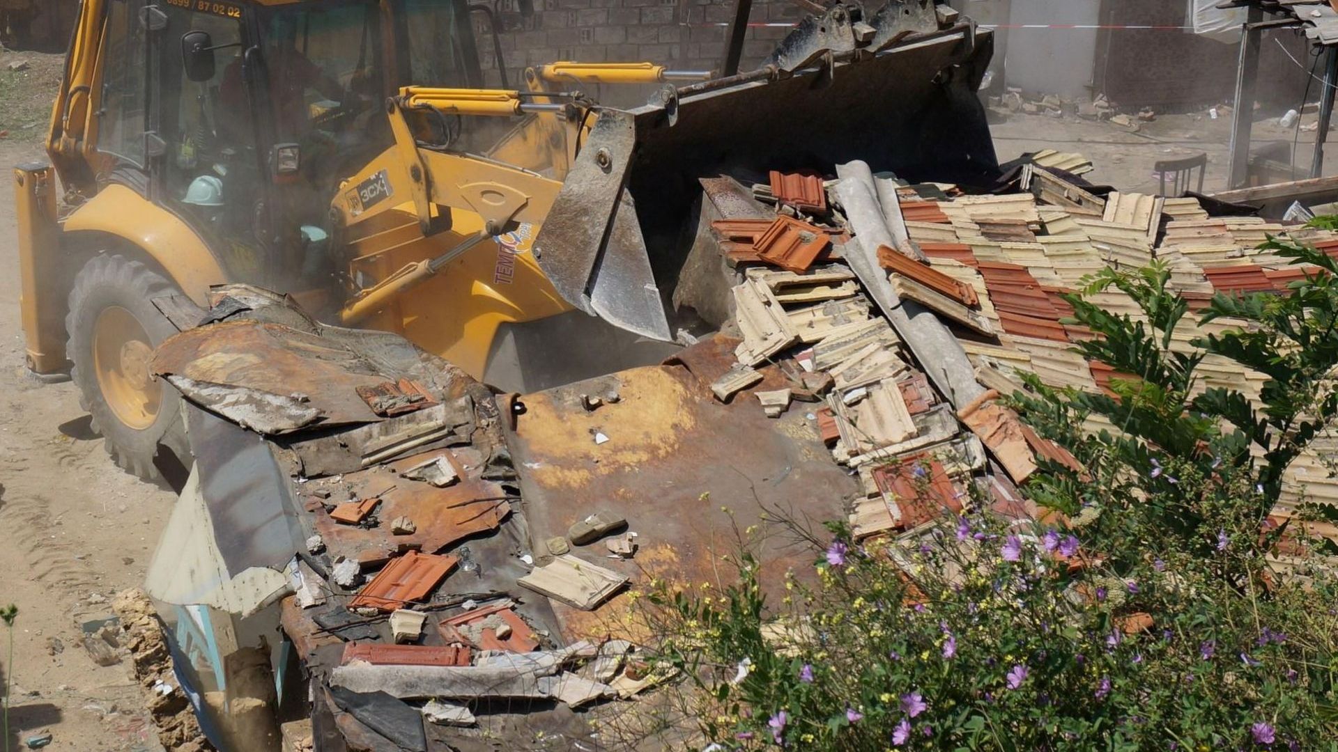 Голямо напрежение се създаде днес сутринта след като незаконни къщи