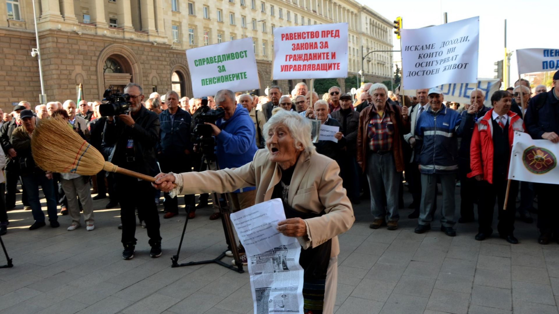 Протестиращи пенсионери от цялата страна блокираха движението по бул Цар