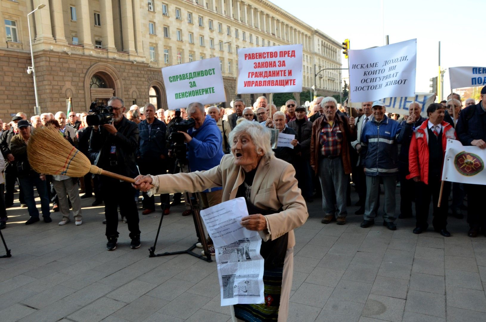 Пенсионери на протест пред Министерски съвет