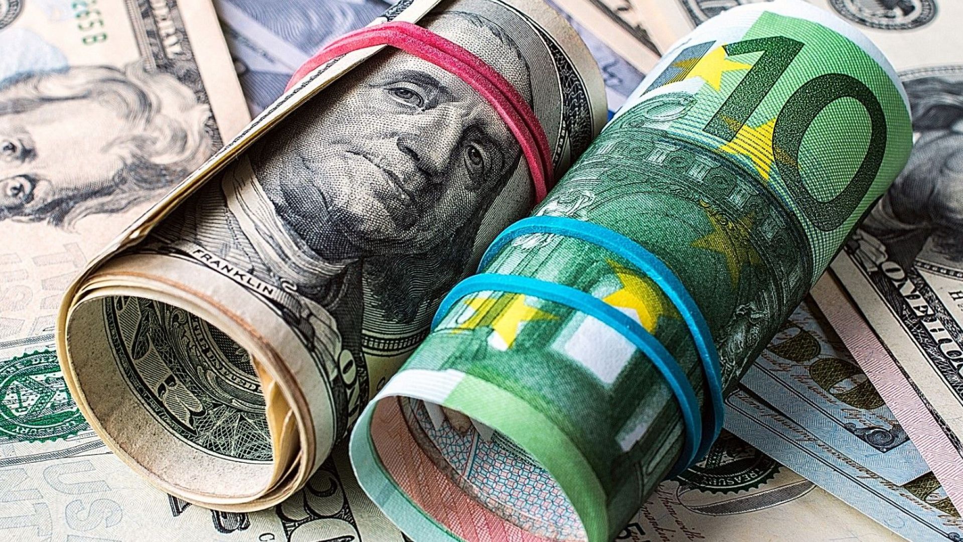 Експерт: Доларът ще поевтинее с 40% спрямо еврото до 2024 година