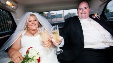 Те се засрамиха от сватбените си снимки и свалиха 135 кг