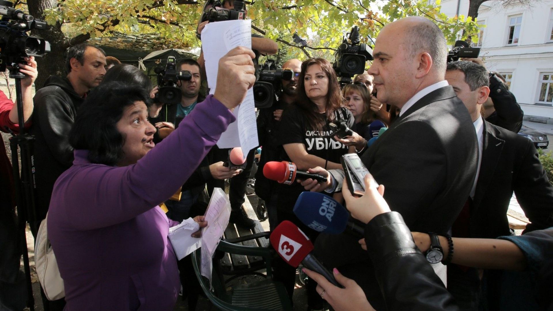 Социалният министър Бисер Петков дойде лично при палатката на майките