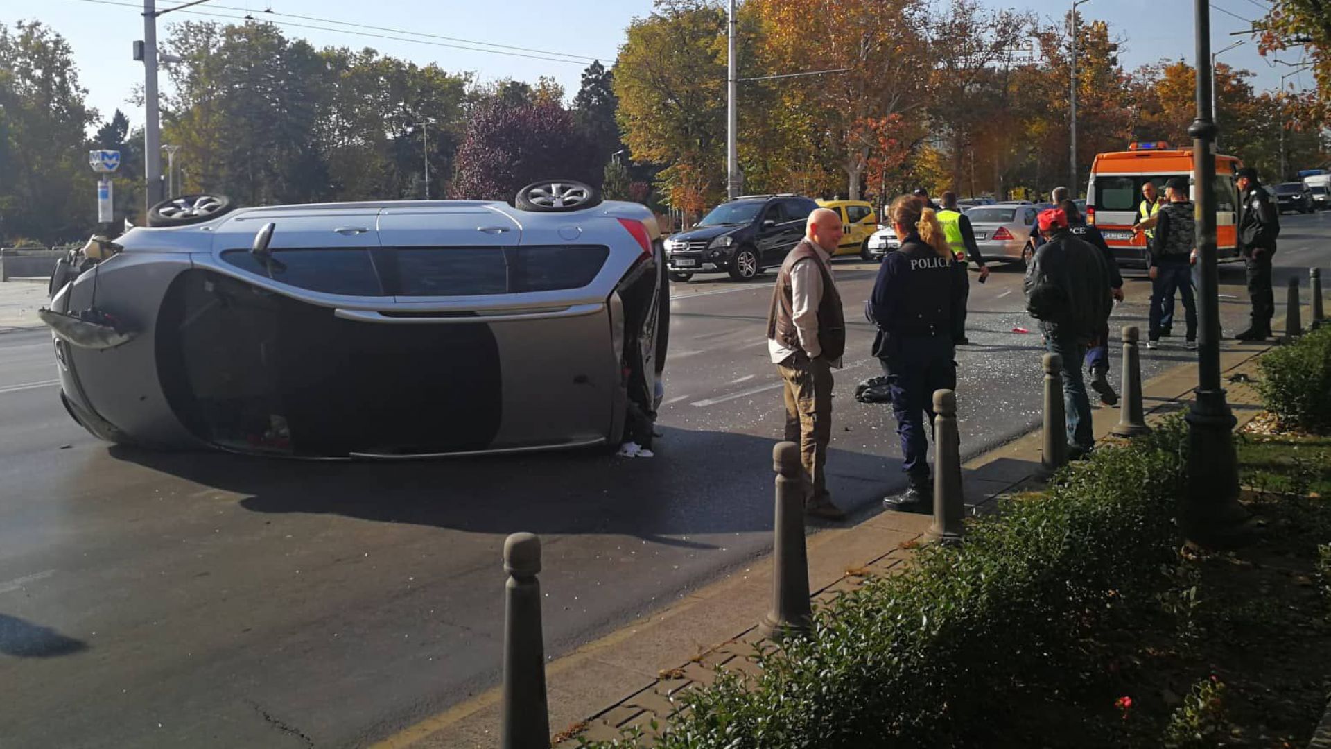 Мъж и бебе са транспортирани в болница след катастрофа на