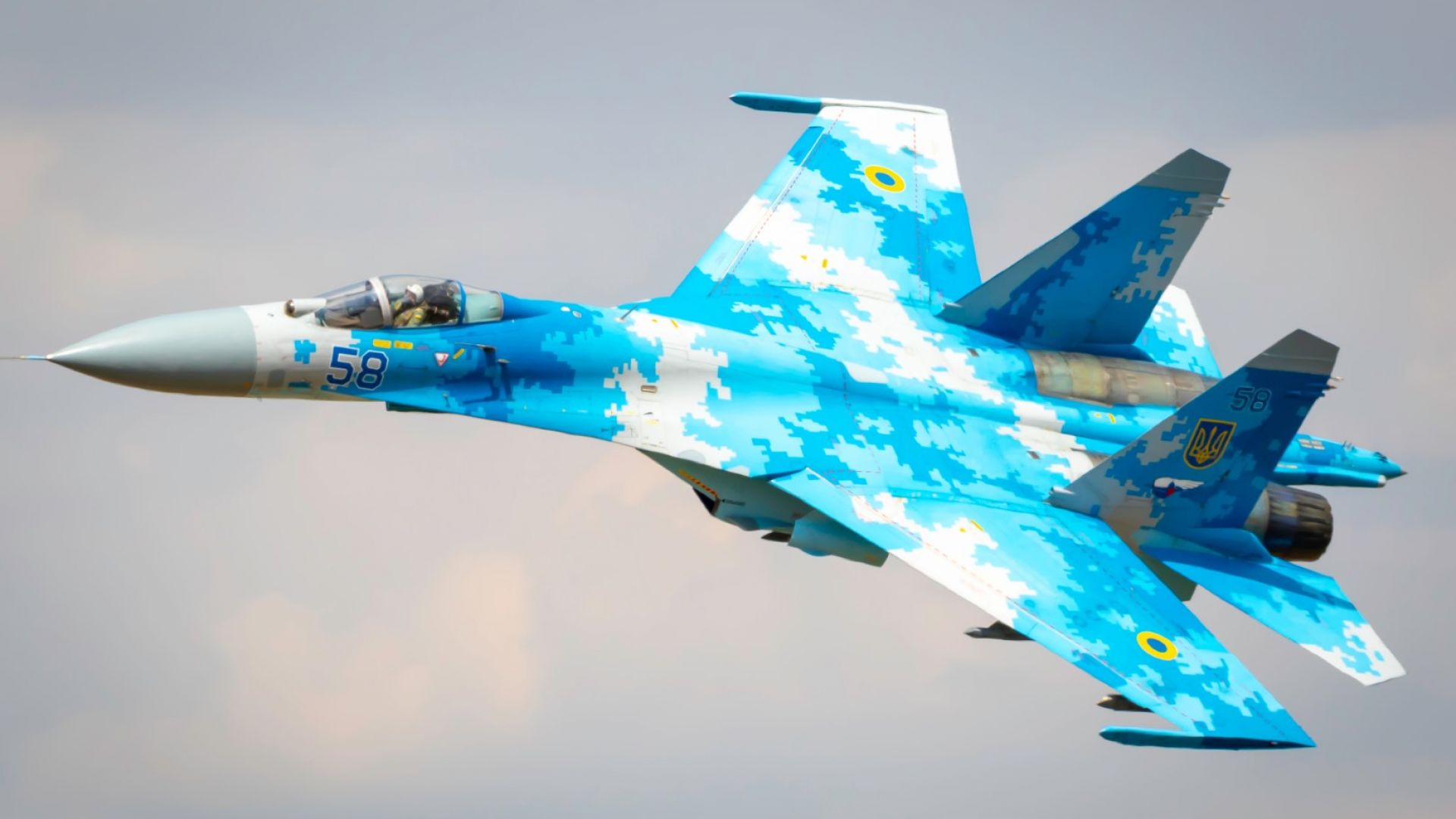Руски изтребител Су-27 е прехванал самолет на Военновъздушните сили на