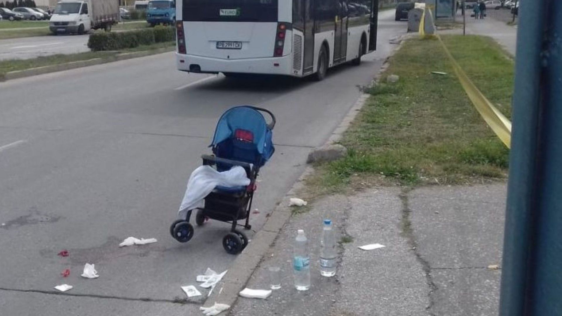 Градски автобус блъсна майка с бебе на пешеходна пътека